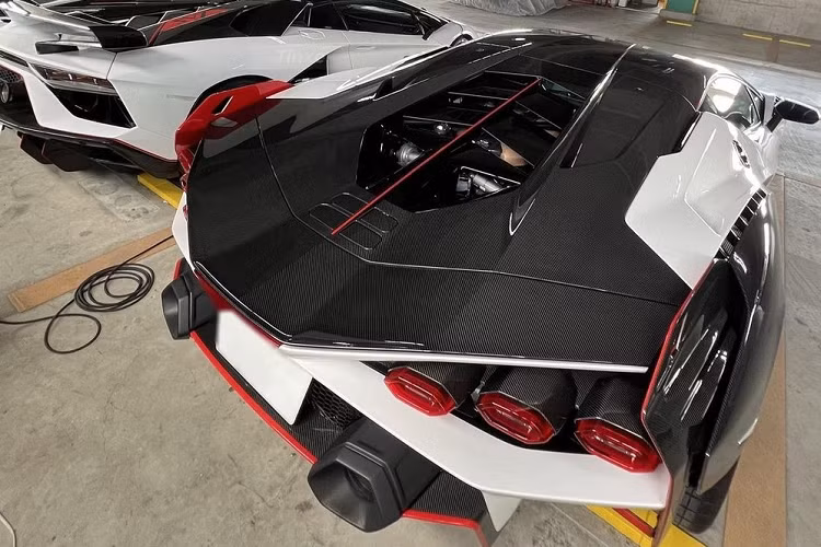 Lamborghini Sian sử dụng khối động cơ xăng V12, hút khí tự nhiên, dung tích 6,5 lít tạo ra công suất tối đa 774 mã lực, siêu phẩm hypercar này còn kết hợp với hệ thống mild hybrid sử dụng mô-tơ điện 48 V, tích hợp vào hộp số để tạo ra công suất 34 mã lực. 