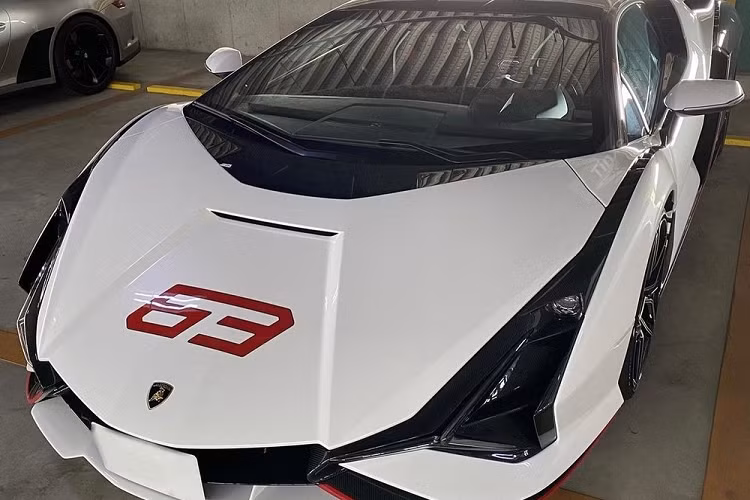 Cặp đôi xe Lamborghini giới hạn 63 chiếc của đại gia Nhật khiến nhà giàu Việt "phát thèm". Cụ thể Lamborghini Sian và Lamborghini Aventador SVJ63 Roadster cùng có màu sơn và tùy chọn giống nhau. Lamborghini Aventador SVJ Roadster rất quen thuộc với đại gia Việt nhưng chiếc xe đỗ cạnh siêu phẩm Lamborghini Sian lại thuộc bản 63 chiếc rất hiếm và siêu đắt mang tên gọi Aventador SVJ 63.
