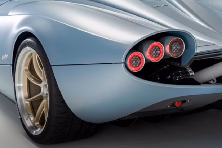 Hệ thống đèn pha và đèn hậu của Huayra Codalunga được biến tấu với phong cách bo tròn nhẹ nhàng, trái ngược với nhiều phiên bản giới hạn trước đó của Pagani.