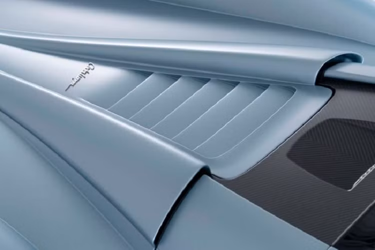 Pagani dành riêng các gam màu trung tính với bề mặt semi-matte hoặc matte dành riêng cho Codalunga, nhằm làm nổi bật những đường nét thiết kế khí động học.
