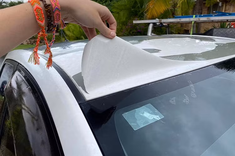 Tuy nhiên, số tiền 3.500 AUD (gần 56 triệu đồng) vẫn là quá lớn với bà mẹ 2 con như chị. "Sao chúng tôi lại phải thanh toán, dù chỉ vài nghìn đô, trong khi lỗi là của họ?", chị Paynter lên tiếng. Sau khi phóng sự này lên sóng, những người dùng xe Toyota tại Úc đã lập một nhóm trên mạng xã hội Facebook với cái tên "Toyota Australia Peeling Paint", hiện có khoảng 1.000 thành viên. Các thành viên của nhóm đã cùng nhau chia sẻ hình ảnh những chiếc Toyota bị bong tróc sơn của mình.