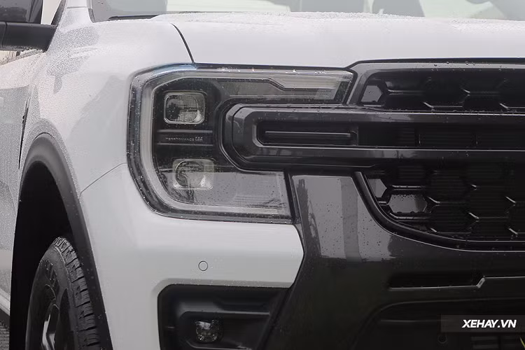 Trên phiên bản Wild Track cao cấp nhất, Ford Ranger 2022 sử dụng hệ thống đèn ma trận - tương tự như Everest. Công nghệ chiếu sáng thông minh "Performance LED " có khả năng tự động bật tắt, cân bằng góc chiếu, bổ trợ góc chiếu và điều chỉnh cường độ của chùm ánh sáng pha để không làm chói mắt người đi đường.