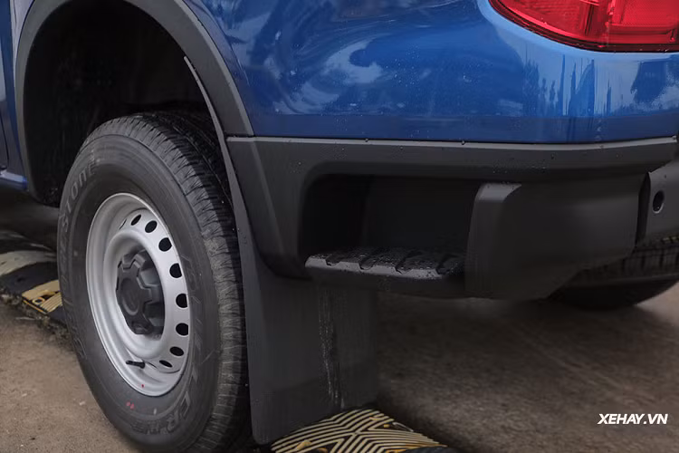 Các vè bánh xe được ốp nhựa chống trầy. Xe cũng được trang bị tiêu chuẩn bệ đỡ chân cho mọi phiên bản. Riêng thanh giá nóc và nẹp thùng sau được lắp sẵn cho phiên bản Wildtrack. Ngoài ra không thể không kể tới bậc đỡ chân ở hai bên hông xe, vị trí sau bánh xe. Đây là các chi tiết thể hiện sự thân thiện với người dùng của Ford Ranger.
