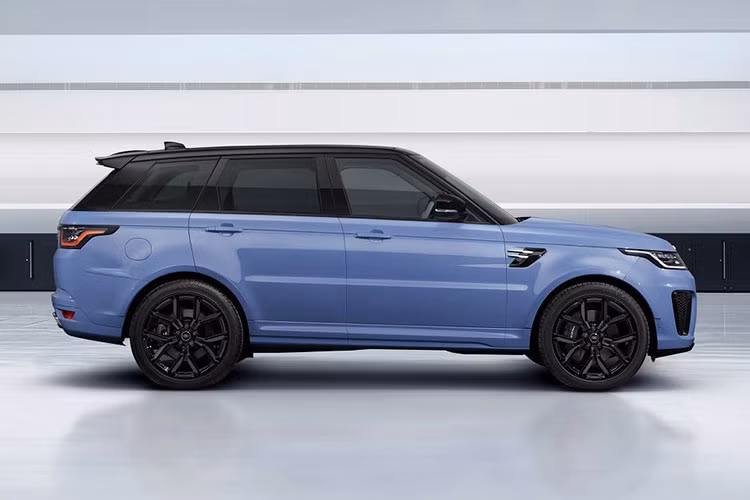 Thông số này gần ngang bằng với phiên bản mạnh nhất hiện tại của dòng series X5, BMW X5 M Competition. Dự kiến, mẫu xe SUV Range Rover Sport SVR 2022 có thể tăng tốc từ 0 – 100 km/h trong 4,0 giây trước đi đạt tốc độ tối đa 290 km/h.