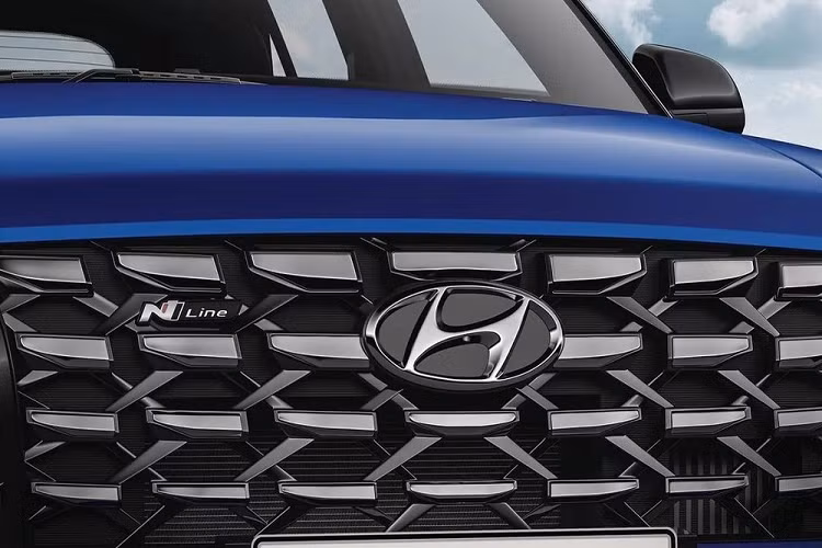 So với bản thường, lưới tản nhiệt của Hyundai Venue N Line 2022 có thiết kế rộng hơn và nằm sát với đèn pha hai bên hơn đồng thời tích hợp logo N Line. Thay đổi tiếp theo của Hyundai Venue N Line 2022 là cản trước với hốc gió trung tâm cũng được mở rộng như lưới tản nhiệt. 