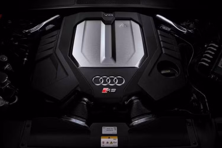 Kết quả là cả hai mẫu xe hiệu suất cao này đều tăng tốc từ 0-100 km/h trong 3,4 giây, nhanh hơn 0,2 giây so với RS6 Avant và RS7 Sportback tiêu chuẩn. Audi đã trang bị cho Audi RS6 và RS7 Performance hiệu năng cao bộ vi sai trung tâm tự khóa mới, phân phối lực 40:60 giữa bánh trước và bánh sau.