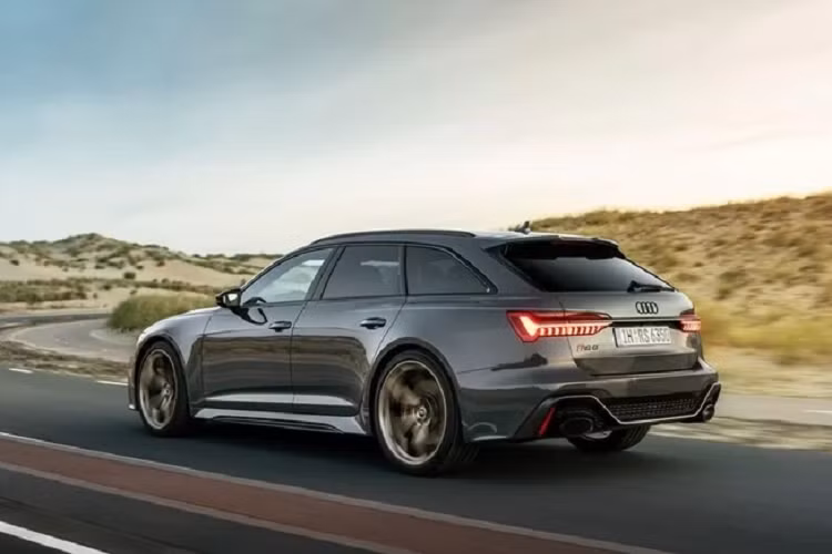 Các vòng tròn Audi và tên kiểu xe có thể được tùy chọn sơn chrome hoặc đen. Mức giá xe Audi RS6 và RS7 Performance 2023 hiệu suất cao này đều được bán ra từ 135.000 Euro (tương đương 3,4 tỷ đồng).
