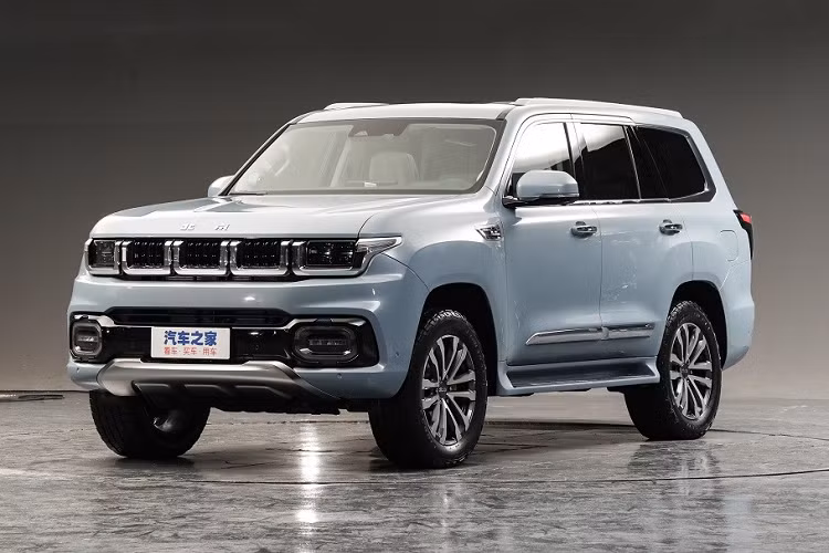 Không chỉ công nghệ cao, nội thất của Beijing BJ60 2023 còn khá sang trọng với chất liệu da phối 2 màu tương phản. Ghế lái của xe được trang bị bệ đỡ bắp chân và tính năng nhớ vị trí. Hàng ghế trước có đủ tính năng như chỉnh điện 12 hướng, sưởi ấm, làm mát và massage