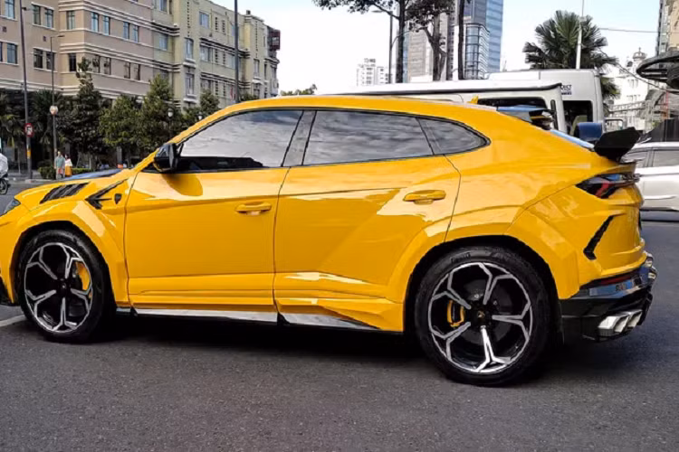 Trước đây một chiếc Lamborghini Urus từng thuộc sở hữu của đại gia Minh Nhựa cũng được nâng cấp một số chi tiết từ gói Mansory Soft Kit. Và tất nhiên chiếc xe màu vàng này không phải mẫu Urus duy nhất Việt Nam được nâng cấp gói độ Mansory Venatus.