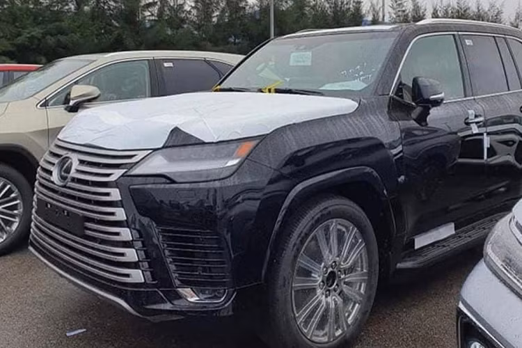Mới đây, trên mạng xã hội đã lan truyền hình ảnh của một chiếc xe SUV Lexus LX600 2022 màu đen đỗ tại khu vực sân bay Hòa Lạc, Hà Nội. Những hình ảnh này đã thu hút được rất nhiều sự chú ý của cộng đồng người yêu xe và giới nhà giàu Việt.