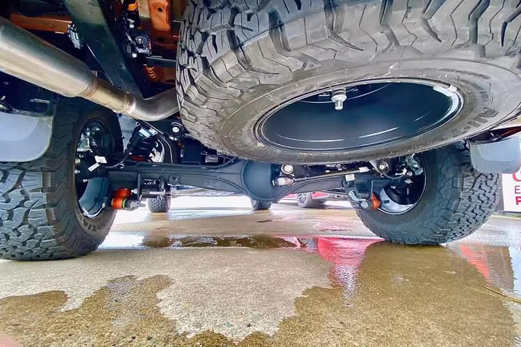 Các kỹ sư của Ford Performance đã gia cố khung gầm của Ranger để làm cho phiên bản Raptor trở nên chắc chắn và bền bỉ hơn. Hệ thống treo được làm bằng nhôm sử dụng giảm xóc FOX 2.5 inch Live Valve được Ford Performance điều chỉnh giúp giảm ma sát 50% so với thế hệ cũ. Hành trình của hệ thống treo đã được tăng lên 290 mm (11,4 inch) ở phía trước và 250 mm (9.8 inch) ở phía sau.