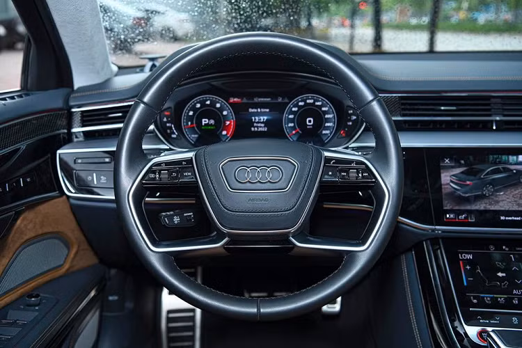 Tuy nhiên, điểm nhấn đáng chú ý và quan trọng nhất của mẫu sedan hạng sang hiệu suất cao Audi S8 thế hệ mới chính là khối động cơ V8, tăng áp kép, sản sinh công suất tối đa 563 mã lực và mô-men xoắn cực đại 800 Nm.
