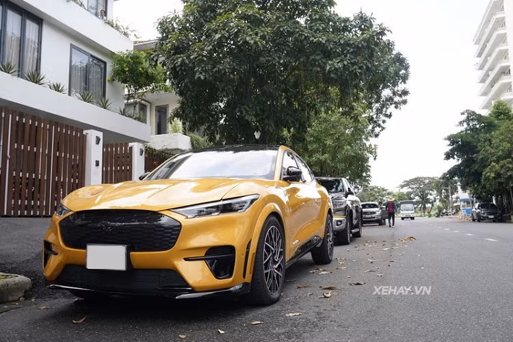 Cả Việt Nam hiện chỉ có vài chiếc Ford Mustang Mach-E chạy điện, bản GT thì càng hiếm, trong bài là chiếc Mustang Mach-E GT thứ 2 tại Việt Nam. Xe có ngoại thất màu vàng cam cùng các chi tiết màu đen tương phản.