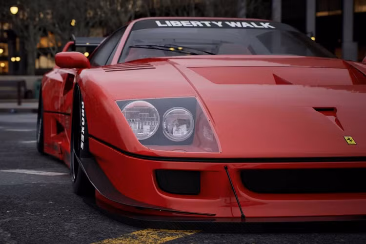 Ngoài ra, Liberty Walk giảm chiều cao của xe, từ đây đem đến cho xe vẻ ngoài bắt mắt, tuy nhiên sẽ làm xe gặp nhiều khó khăn hơn khi di chuyển trên đường. Siêu xe Ferrari F40 ra mắt vào năm 1987 để kỷ niệm 40 năm kinh doanh của Ferrari vào thời điểm đó.