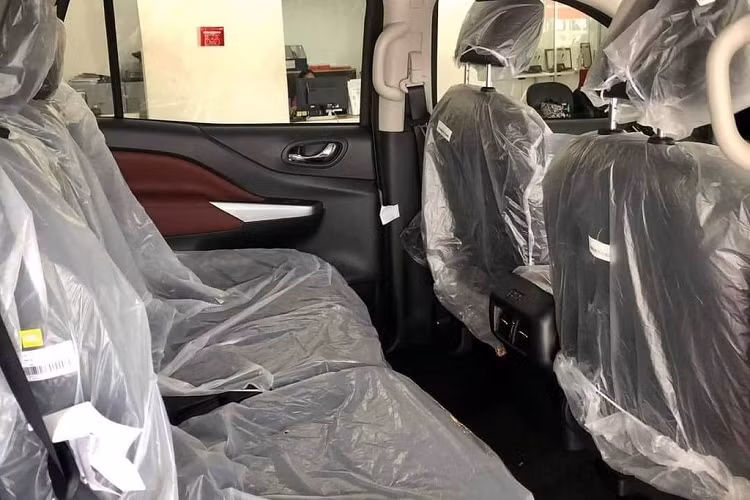 Song song với sự thay đổi ở ngoại thất, nội thất của Nissan Terra cũng lột xác với thiết kế và trang bị mới như vô lăng 3 chấu mới, cụm đồng hồ analog mới với màn hình lớn hơn, màn hình trung tâm tích hợp Apple CarPlay/ Android Auto.