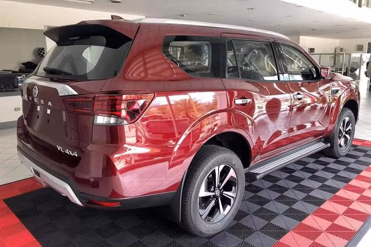 Một thay đổi đáng lưu tâm nữa trên Nissan Terra 2023 là hệ truyền động. Theo đó, chiếc SUV hạng D sẽ sử dụng khối động cơ diesel tăng áp kép 2,3L sản sinh công suất 190 mã lực và mô-men xoắn 450Nm, kết hợp với hộp số tự động 7 cấp.