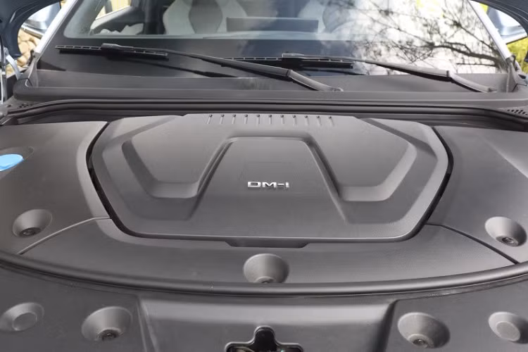 Với hệ truyền động DM-i, xe có thể chạy được 100 km hoặc 205 km chỉ bằng mô-tơ điện.
