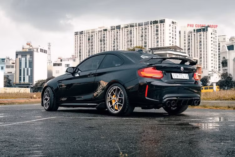 Cặp gương nguyên bản của chiếc M2 này được thay thế bằng gương của BMW M4 ốp carbon, tích hợp camera cảnh báo điểm mù. Lip carbon 2 bên cũng được bổ sung để tăng thẩm mĩ và khí động học cho xe