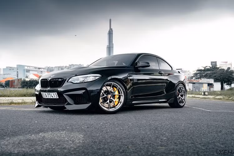 Trong bài là 1 trong 3 chiếc BMW M2 độc nhất Sài Gòn. Mặc dù nguyên bản chiếc xe có tông màu đen không quá nổi bật nhưng những nâng cấp đã biến nó trở thành chiếc M2 nổi bật nhất Việt Nam hiện nay.