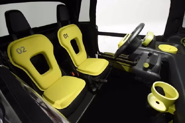 Điểm khác biệt so với phiên bản concept của Citroen My Ami Buggy nằm ở phần cửa. Theo đó, My Ami Buggy đi kèm cửa bằng ống thép, trái ngược phiên bản concept vốn không có cửa. Ngoài ra, phía trên My Ami Buggy còn có mái che bằng vải bạt có thể tháo mở và cất ở phía sau ghế, mở rộng không gian cho xe.
