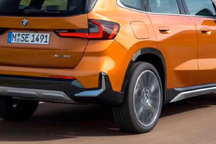 Bước vào khoang lái, BMW X1 2023 có thiết lập 5 chỗ ngồi, nhưng nhờ kích thước xe tăng lên mà cả người lái lẫn hành khách ngồi trong xe sẽ cảm thấy thoải mái hơn. Hệ thống giải trí trên xe đã được nâng cấp lên hệ điều hành iDrive 8 mới nhất, bao gồm cặp màn hình là bảng đồng hồ 10.25 inch và màn hình giải trí 10.7 inch. Bên dưới màn hình giải trí là cửa gió điều hòa, hộc để cốc và đế sạc không dây cho điện thoại di động.