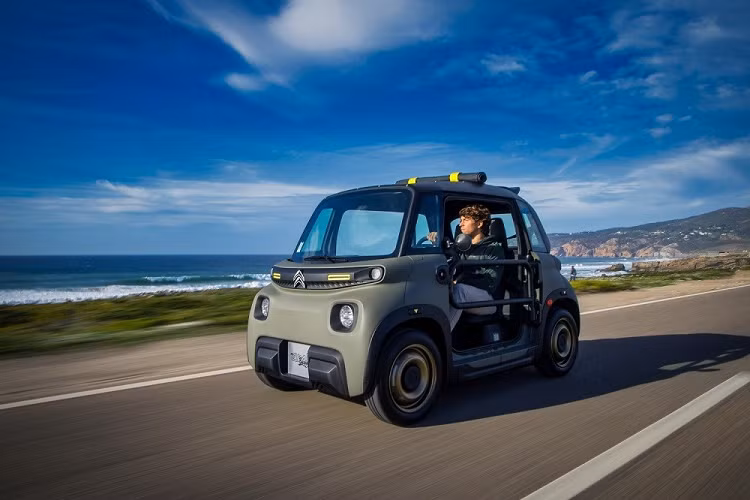 Bên trong Citroen Ami Buggy chỉ có đúng 2 chỗ ngồi và không đi kèm điều hòa. Do đó, thiết kế không cửa chẳng những độc đáo mà còn đem đến sự mát mẻ cho người ngồi bên trong xe. Nội thất của mẫu ô tô điện này có những điểm nhấn màu vàng chanh và tấm biển đánh số thứ tự xuất xưởng.