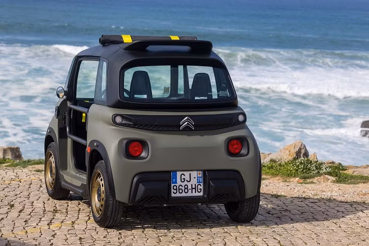 Được thiết kế theo phong cách đi biển, Citroen Ami Buggy ngoài việc không có cửa ở hai bên sườn còn sở hữu đèn pha tròn trịa, lốp off-road và mui nỉ có thể mở ra bằng cách cuộn lên. Thay cho cửa hai bên sườn là khung bằng sắt, mang đến sự thoáng đãng cho nội thất.