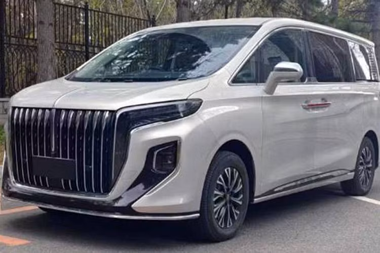 Từ cuối năm ngoái, cánh săn ảnh tại Trung Quốc đã liên tục bắt gặp mẫu MPV cỡ lớn hoàn toàn mới của thương hiệu Hồng Kỳ (Hongqi) trên đường thử. Mãi đến nay, mẫu xe này mới hoàn toàn lộ diện qua những hình ảnh đăng lên trang web của Bộ Công nghiệp và Công nghệ Thông tin Trung Quốc. Đồng thời, những hình ảnh mới này cũng xác nhận tên gọi chính thức của xe, đó là Hồng Kỳ Q8 2023 mới.