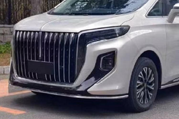 Đáng tiếc là động cơ của xe không quá mạnh mẽ. Mẫu xe này dùng động cơ xăng 4 xi-lanh, tăng áp, tạo ra công suất tối đa 185 kW (248 mã lực). Trong khi đó, Toyota Alphard dùng động cơ xăng V6, dung tích 3.5L với công suất tối đa 296 mã lực và mô-men xoắn cực đại 361 Nm. Giá xe Hồng Kỳ Q8 2023 chưa được công bố, dự kiến nó sẽ chính thức ra mắt thị trường Trung Quốc vào nửa cuối năm nay.