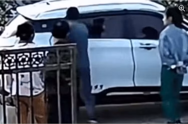 Bé trai bị mắc kẹt trong ôtô, ông ngoại lập tức 'tung cú đấm' giải cứu Be trai bi mac ket trong oto, ong ngoai lap tuc 'tung cu dam' giai cuu