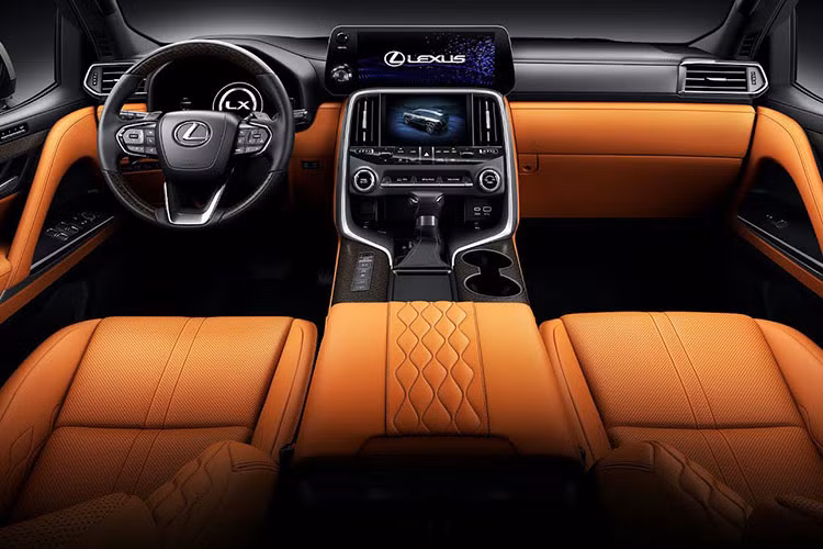 Thiết kế ngoại hình của dòng xe Lexus LX600 thế hệ thứ 4 được nhận xét gọn gàng, chiều dài cơ sở xe giữ nguyên 2.850 mm, không thay đổi từ phiên bản 1995 đến nay, nhưng Lexus LX600 nhẹ hơn bản trước 200 kg nhờ khung gầm mới và cửa nhôm.