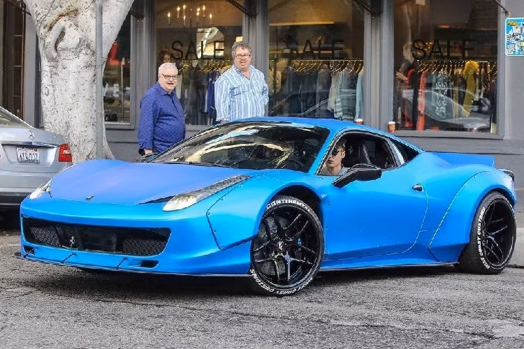 Chiếc Ferrari 458 của Justin Bieber được bán với giá 434.500 USD (khoảng 9,9 tỷ đồng). Theo đơn vị rao bán, siêu xe đã trải qua một vụ tai nạn và bị hư hỏng ở phần đuôi, tất nhiên, ở thời điểm bán đấu giá thì chiếc xe đã được "chữa trị" thành công.