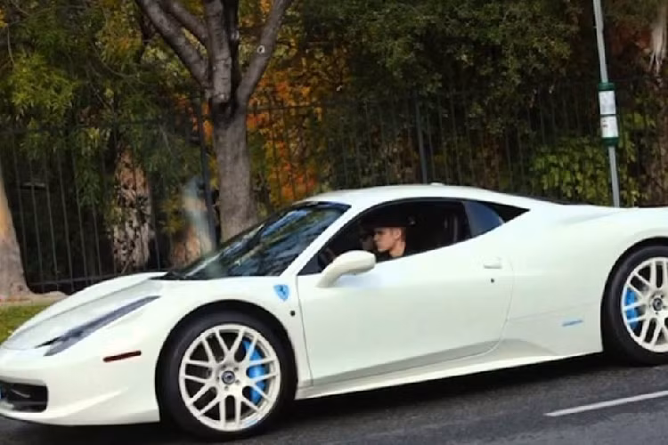 Hiện nay, Ferrari còn tuyên bố không bán những dòng xe đặc biệt hoặc giới hạn cho những khách hàng đã sở hữu xe của đối thủ Lamborghini.