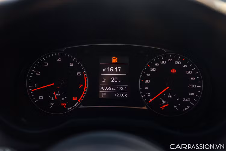 Audi A1 đời 2010 trang bị điều hòa hai vùng độc lập, bảng táp-lô thiết khế đơn giận cùng một màn hình cảm ứng kích thước 6.5 inch đặt chính giữa. Xe đi kèm 3 tùy chọn đáng chú ý khác bao gồm hệ thống định vị MMI Navigation Plus, dàn âm thanh Bose và hệ thống Audi Connect với tính năng kết nối các thiết bị di động.