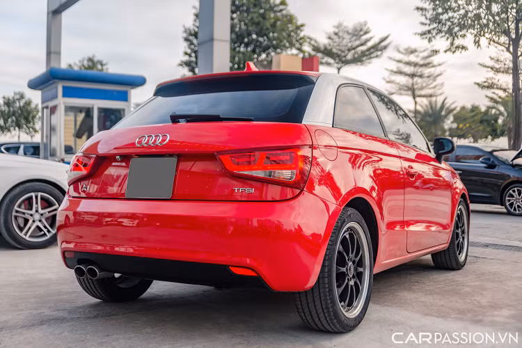 Bên trong mẫu xe sang cỡ nhỏ Audi A1 với không gian lớn do hãng xe Đức đã tăng kích thước của chiều dài của thân xe. Các chất liệu bằng da cùng sự tiện dụng mang đến sự thoải mái cho người sử dụng. Nội thất Audi A1 sau 12 năm vẫn còn giữ lại đường nét sang trọng dù một vài chi tiết đã dấu hiệu cũ theo thời gian.