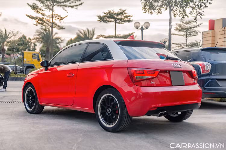 Audi A1 sử dụng động cơ 1.4L TFSI cho công suất 122 mã lực và mô-men xoắn 200 Nm. Xe sử dụng hộp số tự động 7 cấp. Động cơ này cho xe khả năng tăng tốc 0 - 100km/h trong 9,1 giây và đạt tốc độ tối đa 200 km/h. Hiện mức giá xe Audi A1 Sportback 2010 trong bài viết này đang được chào bán khoảng 400 triệu đồng ở Hà Nội.