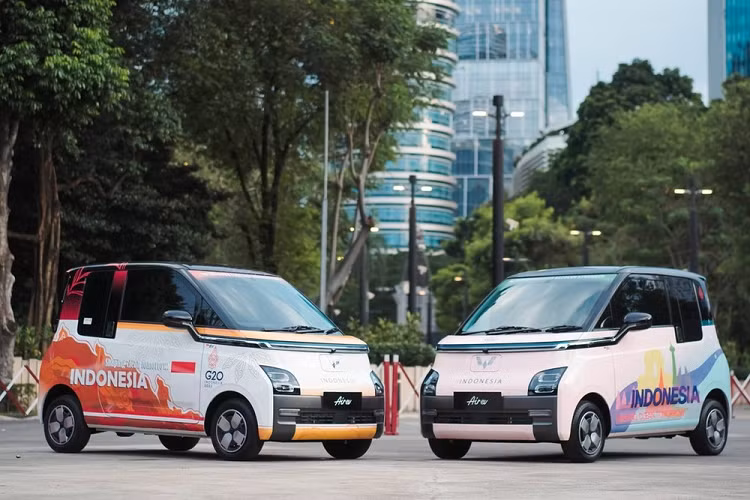 Để chuẩn bị cho sự kiện quan trọng này, hãng Wuling đã dán decal riêng cho những chiếc Air EV. Trong đó, có những chiếc được dán decal theo phong cách Megamendung Batik truyền thống của Indonesia. Họa tiết này bắt nguồn từ thành phố Cirebon của Indonesia và kết hợp với dải màu đỏ - cam trên thân xe.
