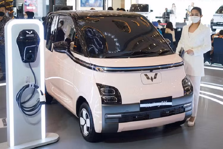 Trang bị an toàn của xe khá cơ bản với phanh đĩa trên bánh trước, phanh tang trống phía sau, 2 túi khí trước, hệ thống chống bó cứng phanh ABS, phân bổ lực phanh điện tử EBD, hệ thống cân bằng điện tử, camera lùi và cảm biến phía sau. Wuling Air EV hiện là mẫu ô tô điện bán chạy nhất tại Indonesia với doanh số cộng dồn khoảng 5.000 chiếc từ khi ra mắt.