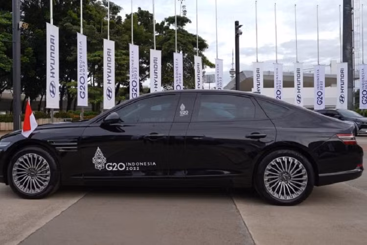 "Genesis Electrified G80 Special Edition Long-Wheelbase sẽ được sử dụng làm xe VVIP. Trong khi đó, Genesis Electrified G80 trục cơ sở ngắn tiêu chuẩn và Hyundai Ioniq 5 sẽ được dùng cho những mục đích khác như xe chở các đại biểu, nhà ngoại giao, vệ sỹ và đội cứu hộ", Hyundai Indonesia cho biết.