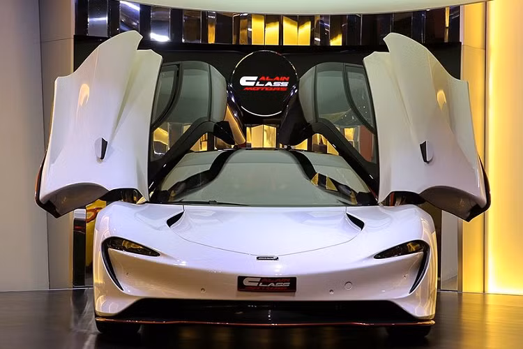 Nếu có đại gia Việt "chịu chi" 129 tỷ đồng để sở hữu Speedtail thì có lẽ việc bắt gặp hypercar trăm tỷ tại dải đất hình chữ S sẽ không còn quá khó khăn nữa. Hiện tại, Việt Nam đã có một chiếc xe ôtô trị giá hơn 100 tỷ đồng là chiếc Koenigsegg Regera ước tính có giá 120 - 250 tỷ đồng (tùy trang bị cụ thể). Sắp tới sẽ có thêm chiếc McLaren Elva giá khoảng 143 tỷ đồng được đặt hàng chính hãng bởi đại gia Phạm Trần Nhật Minh.