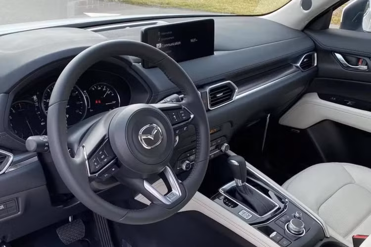 Nội thất của Mazda CX-5 2022 được tinh chỉnh nhẹ nhàng, phiên bản cao cấp ghế ngồi được bọc da Nappa, trang trí thêm các họa tiết vân gỗ trên táp-pi cửa và bảng điều khiển trung tâm. Xe đi kèm với các trang bị tiện nghi như sạc điện thoại không, chọn chế độ vận hành (Drive Select (Mi-Drive).