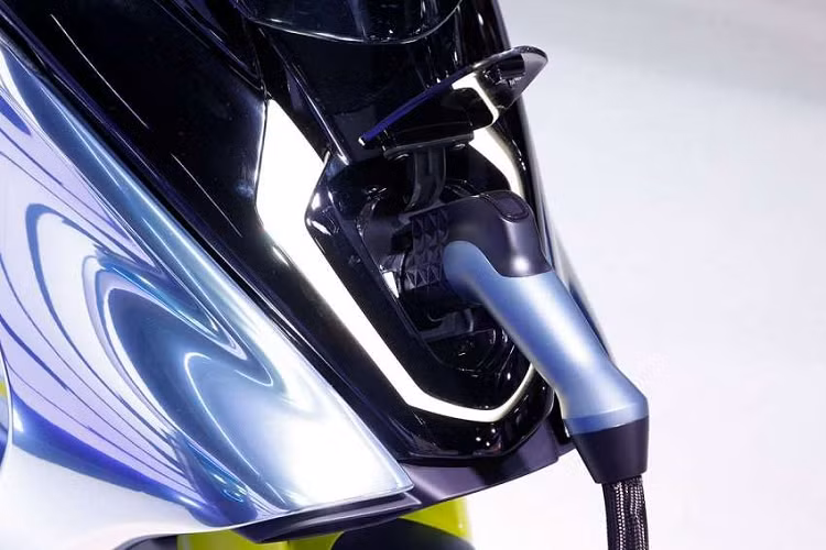 Ở trang bị, Yamaha NMax sở hữu hệ thống chiếu sáng ứng dụng hoàn toàn công nghệ LED, mang đến khả năng chiếu sáng tốt hơn. Hệ thống treo của xe gồm cặp phuộc ống lồng ở trước và giảm xóc lò xo trụ đôi phía sau. Vành xe có kích thước 13 inch đi kèm phanh đĩa ở cả trước và sau cùng tính năng chống bó cứng ABS ở trước.