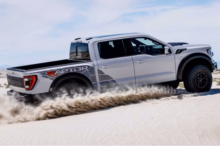 Về thiết kế, Ford F-150 Raptor R 2023 không có nhiều thay đổi về diện mạo hay nội thất so với Raptor, siêu bán tải mới được trang bị vòm chỉnh điện trên mui xe cao hơn một chút, huy hiệu R mới xuất hiện trên lưới tản nhiệt, móc kéo, các vòm bánh xe sơn đen, ghế Recaro được bọc da kết hợp Alcantara, sợi carbon trang trí cho cabin...