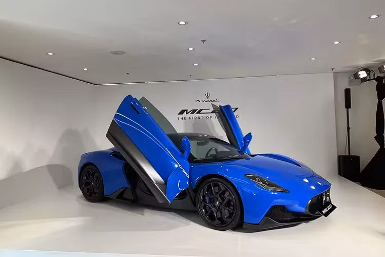 Xe có thể tăng tốc lên 100 km/h sau 2,88 giây và đạt tốc độ tối đa trên 325 km/h .Hệ thống thông tin giải trí trên MC20 tích hợp kết nối Maserati Connect, cụm giải trí MIA và màn hình cảm ứng 10 inch. Các chức năng phục vụ cho người dùng gồm có kết nối điện thoại thông minh, phát wifi, trợ lý ảo Alexa, định vị dẫn đường…