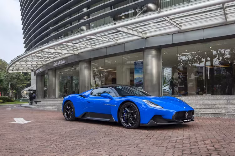 Chiếc siêu xe Maserati MC20 màu xanh trong bài chỉ là 1 trong 3 chiếc MC20 được Maserati Việt Nam nhập chính hãng về nước. Cả 3 hiện đã có chủ sở hữu.