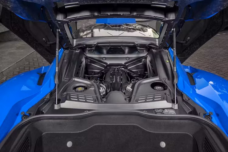 Cụm núm xoay chuyển đổi chế độ lái. Maserati cung cấp cho MC20 5 chế độ lái, bao gồm GT, Wet, Sport, Corsa và ESC Off. Bộ ghế thể thao trên MC20 cũng là tuyệt tác có được từ sự kết hợp giữa Maserati và Sabelt – thương hiệu với 50 năm kinh nghiệm “may đo” những chiếc ghế chuyên dụng cho các dòng xe đua trứ danh.