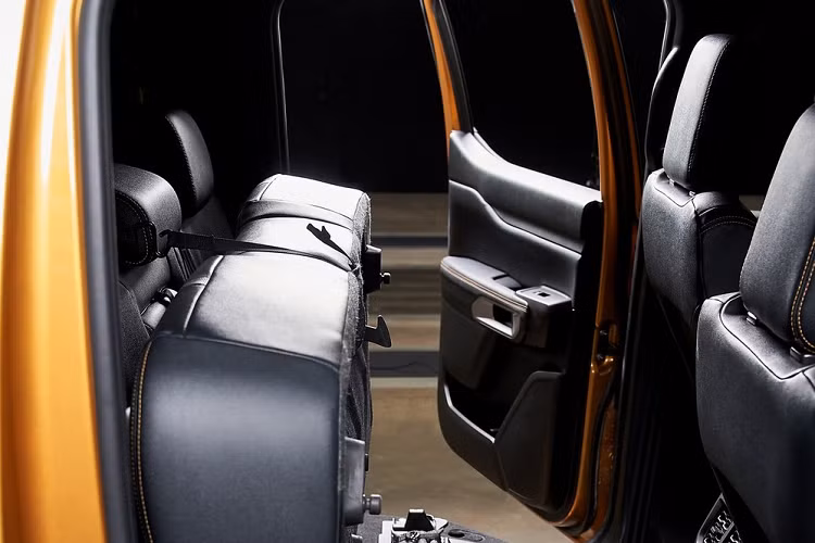 Thứ hai là động cơ xăng EcoBoost 4 xi-lanh, dung tích 2.3L mới. Thứ ba là động cơ diesel 4 xi-lanh, tăng áp đơn, dung tích 2.0L như cũ.