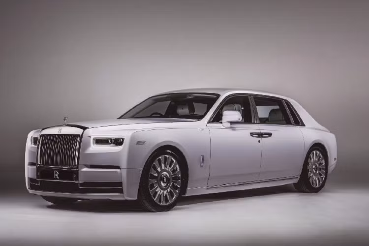 Dưới sự chỉ đạo của bộ phận cá nhân hóa Bespoke tại Goodwood của Rolls-Royce và nghệ sĩ Helen Amy Murray, chiếc Rolls-Royce Phantom Orchid duy nhất trên thế giới đã ra đời.