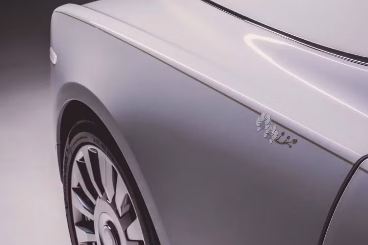 Ngoài ra, những bông hoa lan còn xuất hiện trên chắn bùn trước của xe. Nội thất là sự kết hợp của các gam màu Grace White, Havan và Smoke Grey với đường chỉ khâu màu Dark Olive.