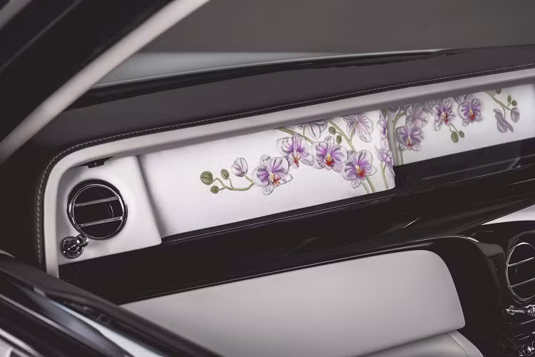 Nhà sản xuất đã mất 2 năm để chế tác thành công chiếc Phantom Orchid với nghệ sĩ tạo hình hoa văn Helen Amy Murray cùng 6 cộng sự dành hơn 200 giờ đồng hồ cho các tác phẩm trên xe.
